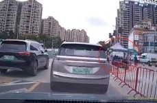 珠海挖桩机倾倒后续！路口行车记录仪曝光目击者透露更多内情珠海一旋挖桩机倾倒